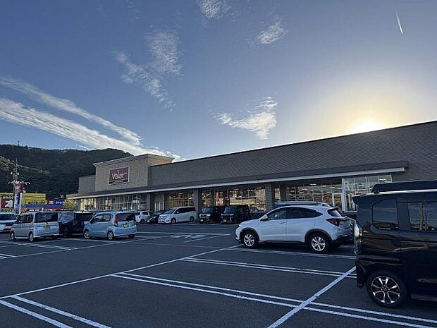 スーパーマーケットバロー国高店(約600m・徒歩8分)