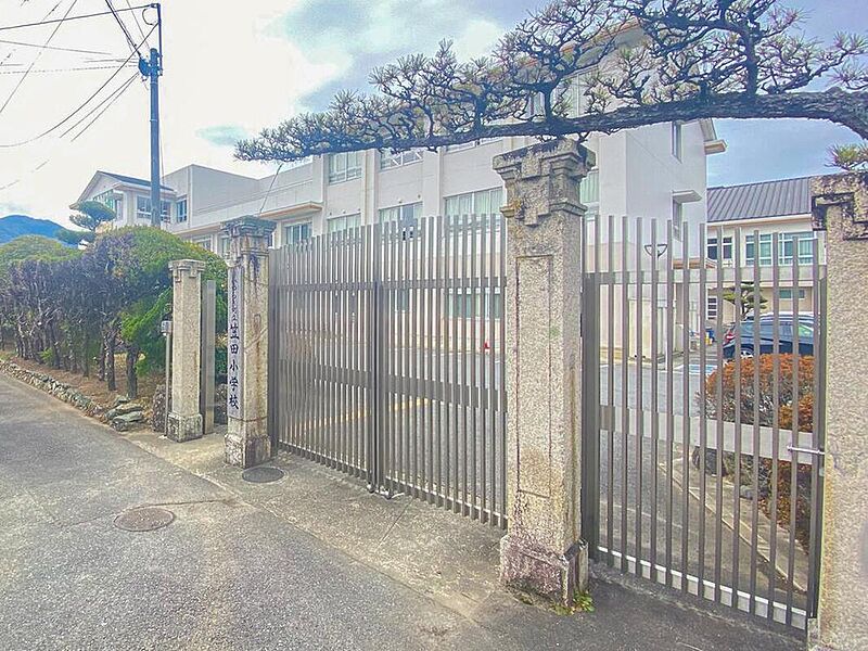 【かつらぎ町立笠田小学校】
徒歩4分。お子様の足に負担が少ない通学距離です。児童・保護者アンケートがあり、結果は学校だよりとHPに掲載され、より良い学校運営に向けて努力されています。