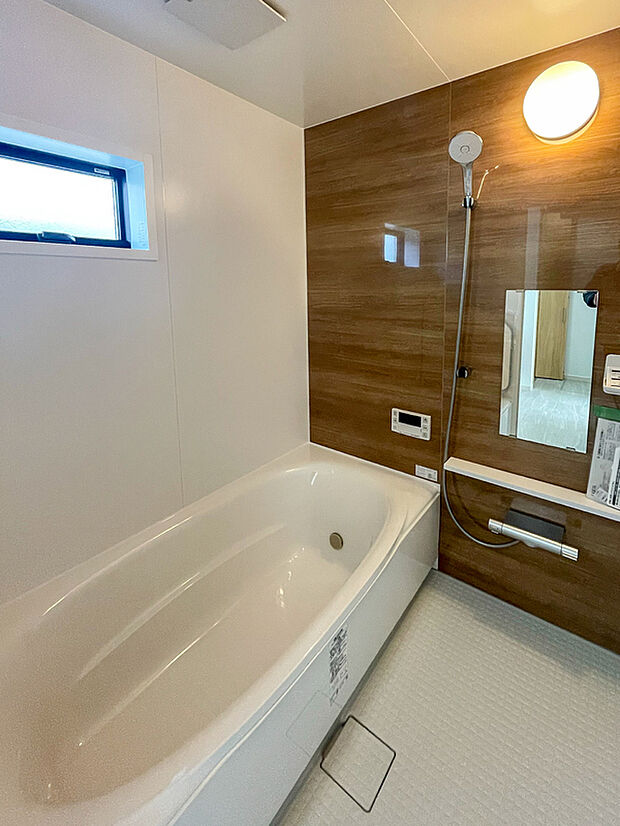 【【浴室】】ダークカラーのアクセントパネルが特徴の浴室です。こまめな換気に役立つ小窓を備えています。毎日の半身浴も心地よい風を感じながらゆったり楽しめます。