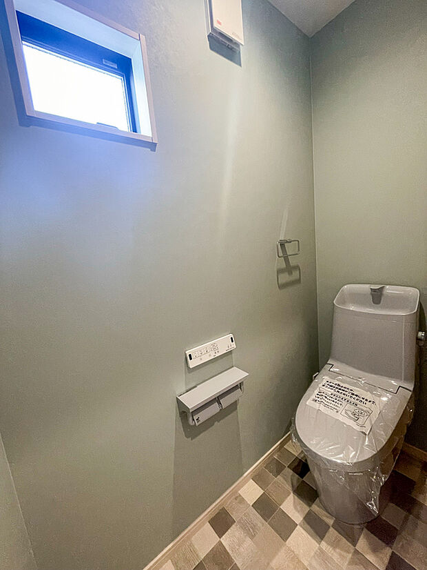 【【トイレ】】トイレは各階に備えています。来客時も気兼ねなく使用でき、身支度の時間帯の混雑も緩和できます。いつでも新鮮な空気を取り込める小窓付きです。