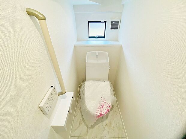 【トイレ】トイレには快適な温水洗浄便座付き