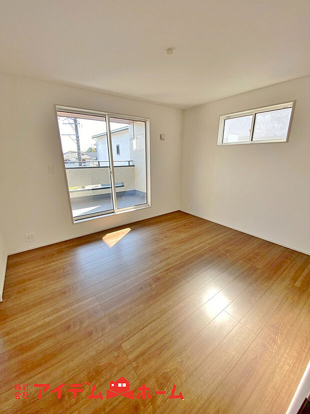 【洋室】大きな窓からたっぷりの日差しが降り注ぐ明るい室内です。気持ちの良い朝日を受けて、目覚めの良い健康的な朝を迎えられそうです。