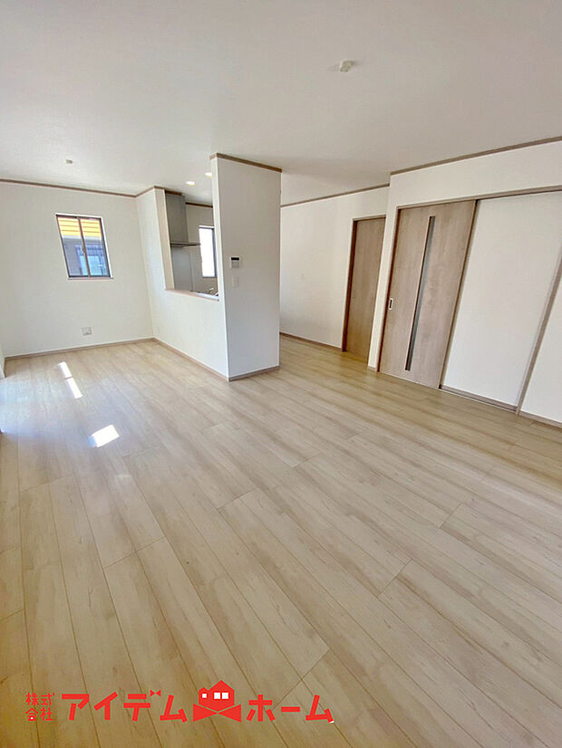 【リビング】室内にいても、たっぷりの陽光と爽やかな風を感じて頂ける、開放感あふれるリビングです。ご家族と穏やかに過ごす、心地の良い時間が流れます。