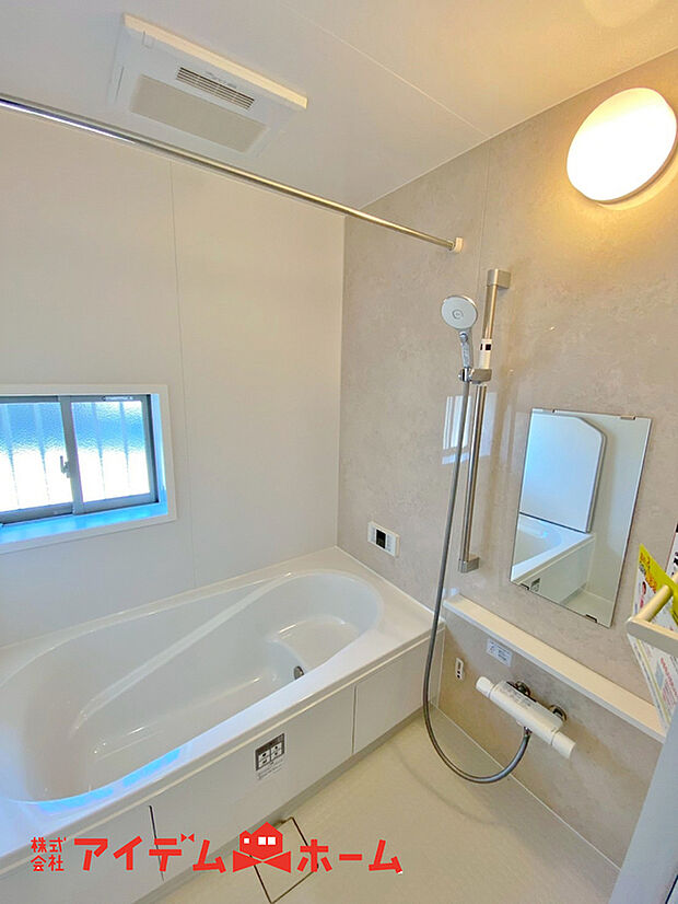 【浴室】賃貸にはない、1坪タイプのバスルーム。ゆったり足が伸ばせるので、毎日の疲れを癒やすバスタイムを実現。ご家族みんなでも入れますね。浴室換気乾燥機付きで浴室内干しも可能!