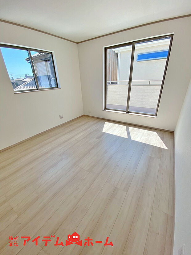 【洋室】大きな窓からたっぷりと陽光が注がれる明るい空間。家族の成長に対応できる永住仕様の間取り。一日の疲れをいやしてくれる洋室。時を忘れて過ごす場所として過ごせるお部屋。