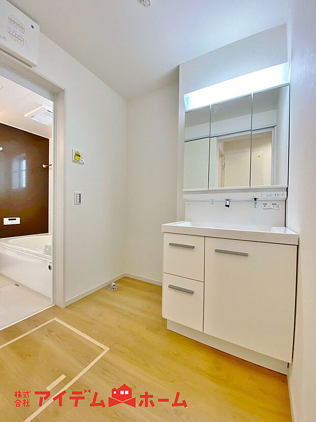 【洗面】ゆとりの洗面スペースで朝の身支度も快適スムーズに。3面鏡で髪のセットやお化粧もストレスなくこなせ、朝から気分良く通勤通学に向かえそうですね!鏡の裏にはたっぷりと収納スペースを標準装備!