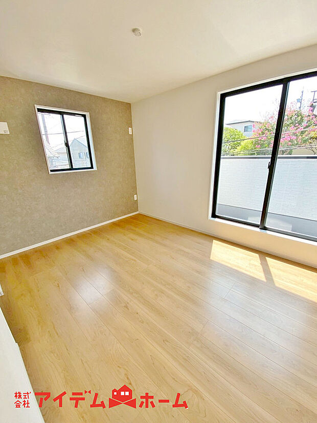 【洋室】大きな窓からたっぷりの日差しが降り注ぐ明るい室内です。気持ちの良い朝日を受けて、目覚めの良い健康的な朝を迎えられそうです。