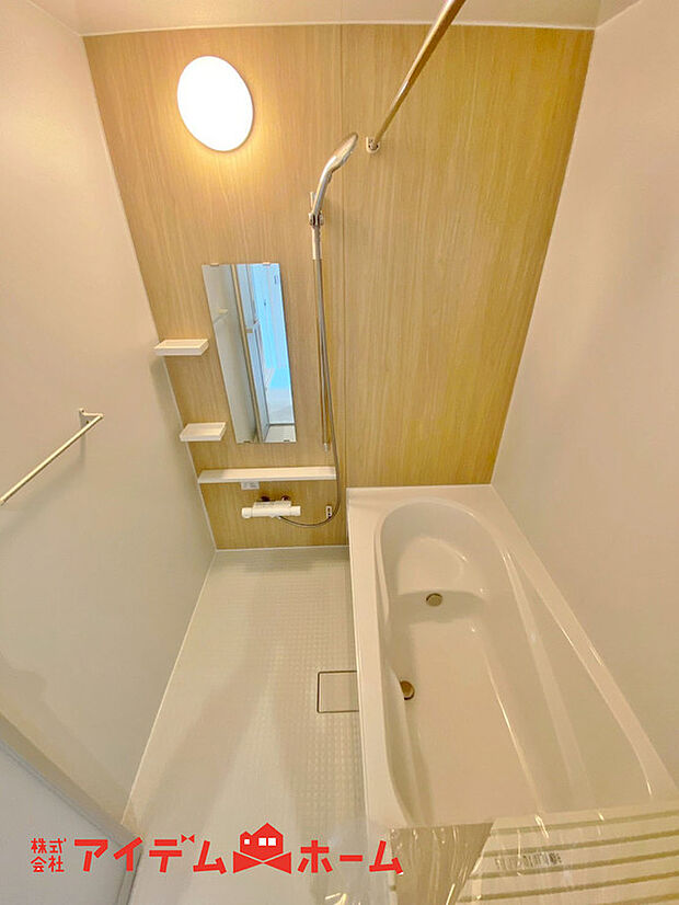 【浴室】賃貸にはない、1坪タイプのバスルーム。ゆったり足が伸ばせるので、毎日の疲れを癒やすバスタイムを実現。ご家族みんなでも入れますね。浴室換気乾燥機付きで浴室内干しも可能!