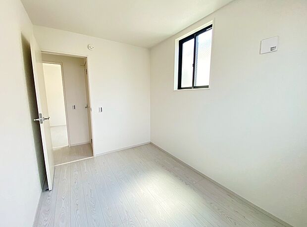 【洋室】充分な広さと収納機能を備えた部屋はお子様の自発性と成長を促します。お子様の成長を支える、勉強や好きなことに没頭する学びの空間にどうぞ。