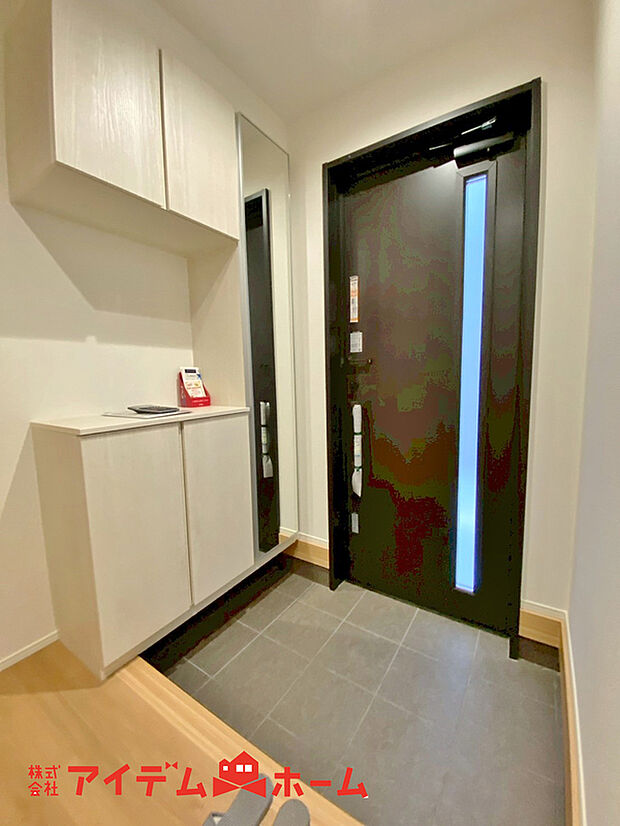 【玄関】住まう人も来客も入った時にワクワクさせてくれるオシャレな玄関。収納もたっぷりあるので、靴がたくさんあっても安心!気持ちの良い朝は、毎日ここからスタートしていきます。