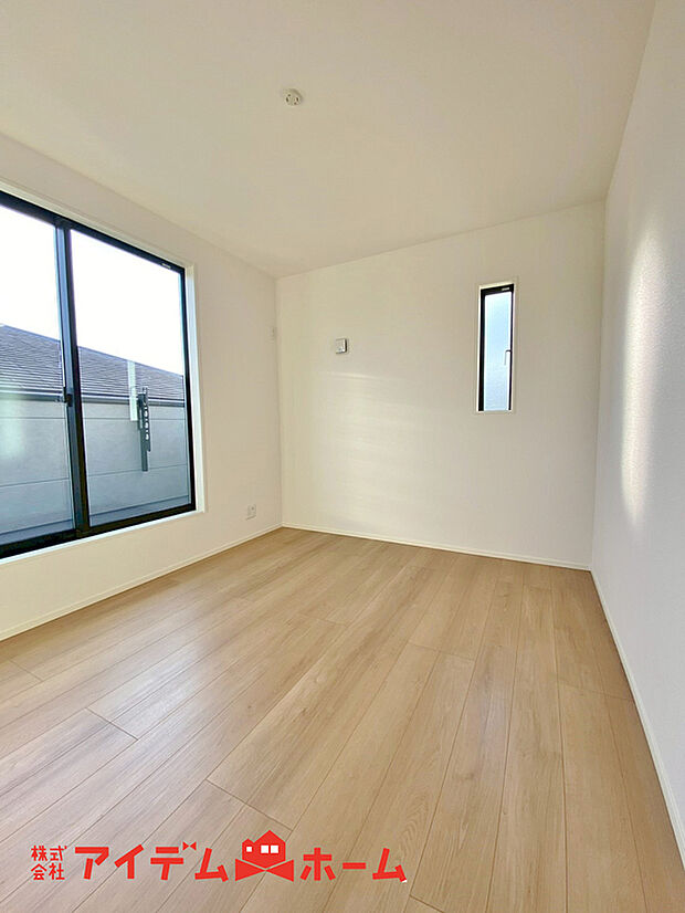 【洋室】大きな窓からたっぷりの日差しが降り注ぐ明るい室内です。気持ちの良い朝日を受けて、目覚めの良い健康的な朝を迎えられそうです。