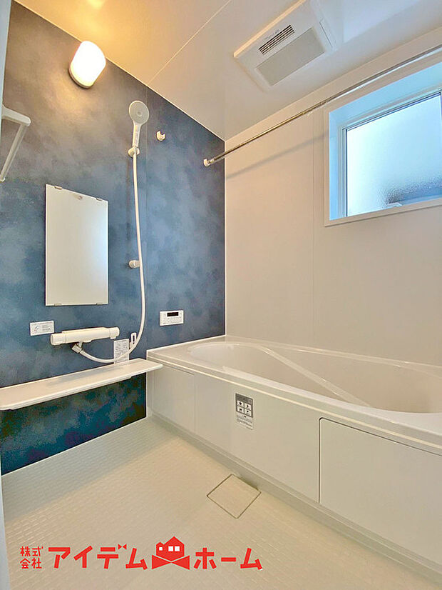 【浴室】賃貸にはない、1坪タイプのバスルーム。ゆったり足が伸ばせるので、毎日の疲れを癒やすバスタイムを実現。ご家族みんなでも入れますね。浴室換気乾燥機付きで浴室内干しも可能！