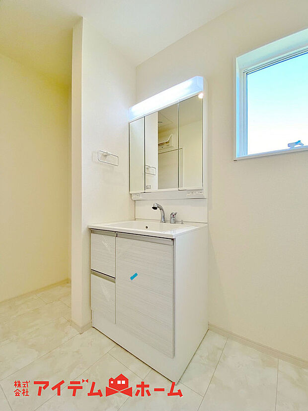 【洗面】ゆとりの洗面スペースで朝の身支度も快適スムーズに。３面鏡で髪のセットやお化粧もストレスなくこなせ、朝から気分良く通勤通学に向かえそうですね！鏡の裏にはたっぷりと収納スペースを標準装備！