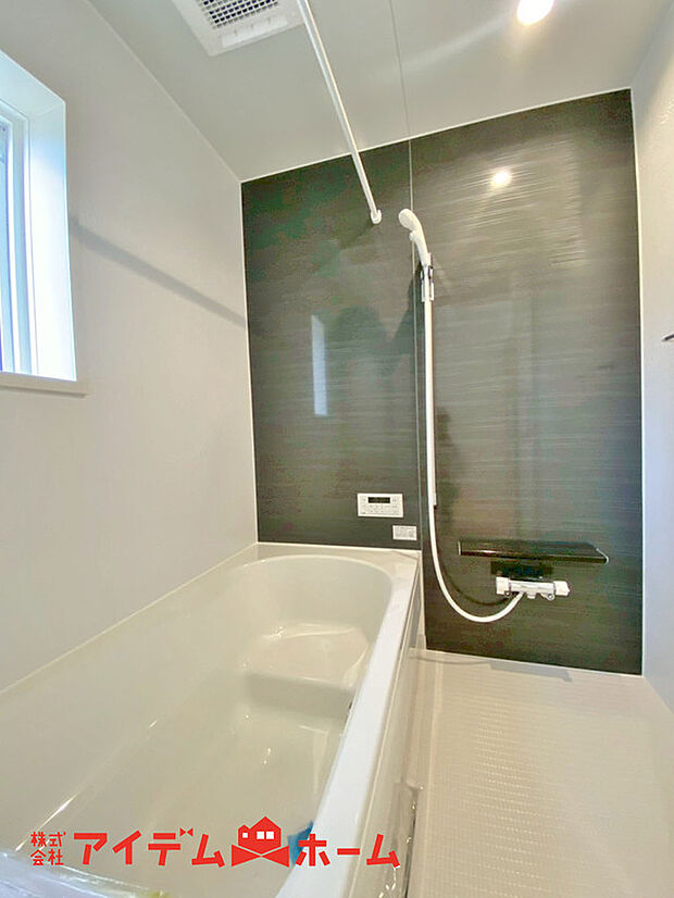 【浴室】賃貸にはない、1坪タイプのバスルーム。ゆったり足が伸ばせるので、毎日の疲れを癒やすバスタイムを実現。ご家族みんなでも入れますね。浴室換気乾燥機付きで浴室内干しも可能!