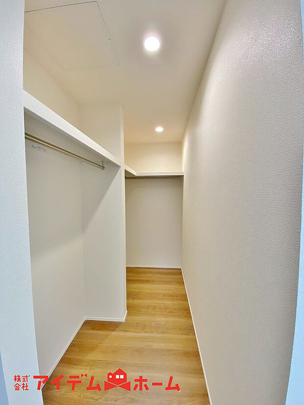 【WIC】洋服はもちろん、お子様との思い出もたっぷりしまえるウォークインクローゼット。お子様の成長と共に増えていく荷物も楽々しまえる収納力!