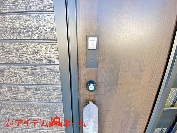 【電子キー】差し込むことなく、かざすだけで解錠・施錠ができる玄関ドア。