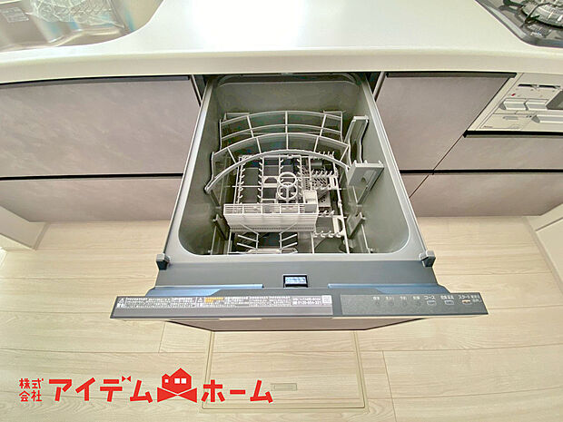 【食洗機】通常の手洗いでは落とせない汚れを高温のお湯や高圧水流を使用し、効果的に落とすことができます。