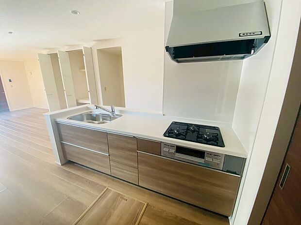 【キッチン】料理をしながら会話が楽しめる対面キッチン！リビングで遊ぶお子様の様子も見えるので安心です♪