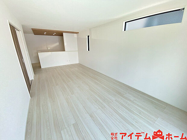 【リビング】南側から明るい日差しをたっぷり取り込めるリビングです♪