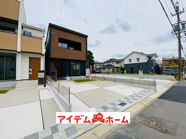 【2号棟前面道路】休日、平日問わずお気軽にお問合せください。年末年始以外毎日営業中♪