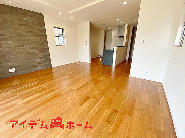 【リビング】南側から明るい日差しをたっぷり取り込めるリビングです♪