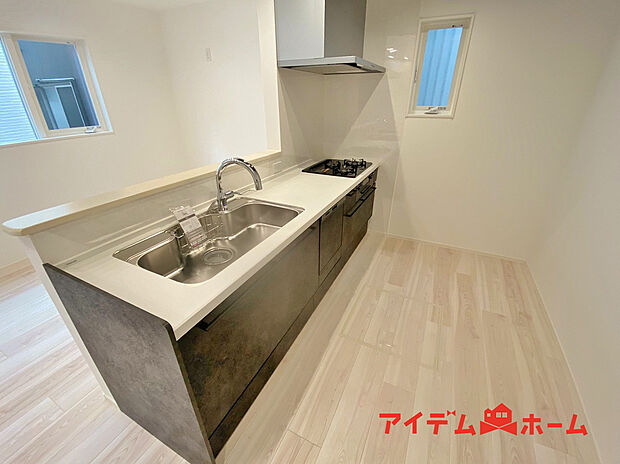 【キッチン】料理をしながら会話が楽しめる対面キッチン!リビングで遊ぶお子様の様子も見えるので安心です♪