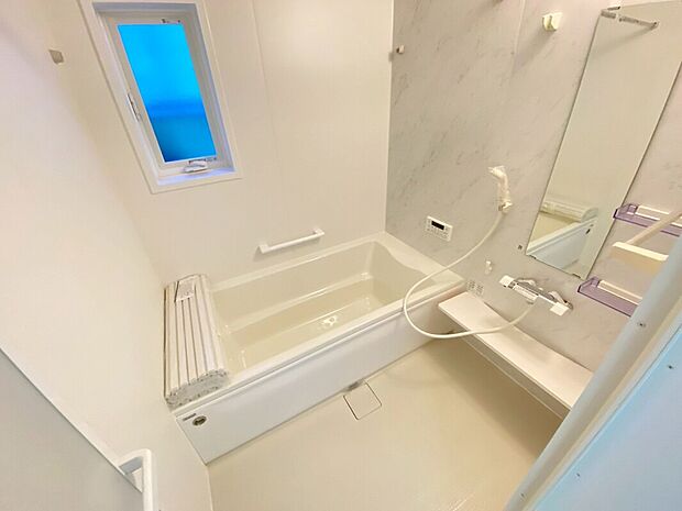 【浴室】足を伸ばしてゆったりとリラックスできる広々バスタブ♪親子のコミュニケーションもとれます!