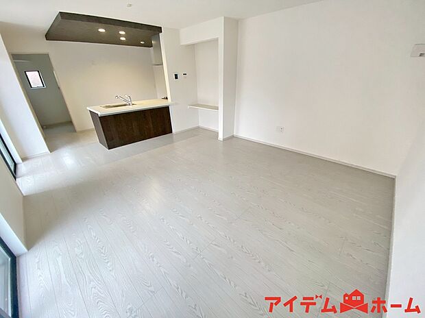 【リビング】南側から明るい日差しをたっぷり取り込めるリビングです♪