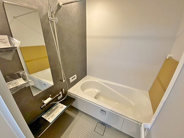 【浴室】足を伸ばしてゆったりとリラックスできる広々バスタブ♪親子のコミュニケーションもとれます!