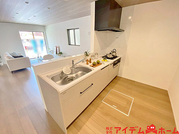 【キッチン】料理をしながら会話が楽しめる対面キッチン!リビングで遊ぶお子様の様子も見えるので安心です♪