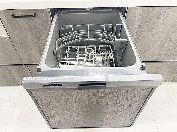 【3号棟 食器洗乾燥機】手間・時間をかけず、効率よく食器類を洗浄♪家事の時間を大幅に短縮出来ます。
かつ節水効果にも優れた食洗機を標準装備。スライド式なので場所も取りません。