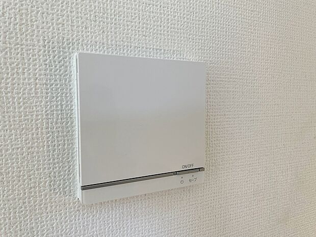 【同仕様写真 床暖房】足元からじんわりとお部屋を温めてくれます。
空気を汚すことがないので衛生的で乾燥もないので快適に過ごすことが出来ます。
場所も取らないので器具が邪魔になることもありません。