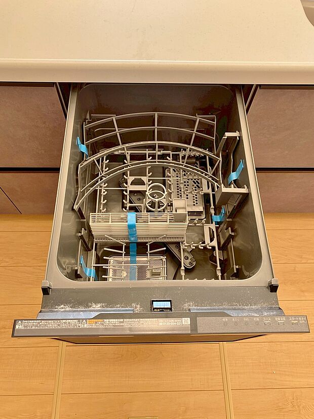 【食器洗乾燥機】手間・時間をかけず、効率よく食器類を洗浄♪家事の時間を大幅に短縮出来ます。
かつ節水効果にも優れた食洗機を標準装備。スライド式なので場所も取りません。
