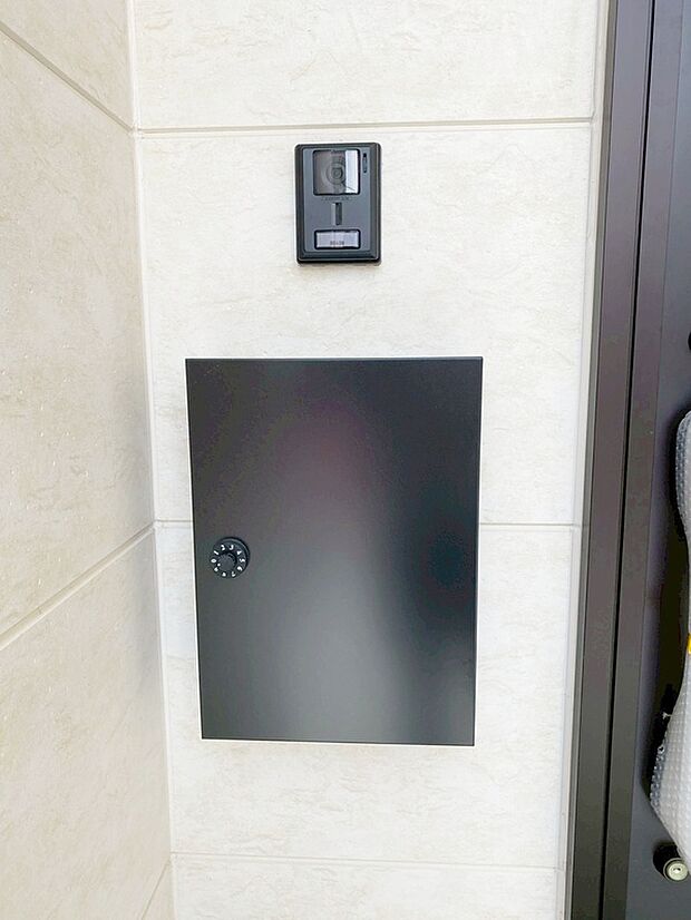 【宅配BOX】出かけていても、荷物が受け取れる宅配BOX。
再配達の依頼連絡など、手間が省けて便利です。
