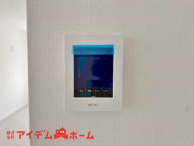 【■1号棟■ TVモニター付きインターフォン】奥様やお子さんのみの在宅も安心。ボタンひとつで通話が可能です。突然の来訪も時間帯に関係なく鮮明な画像で確認することが出来ます。
