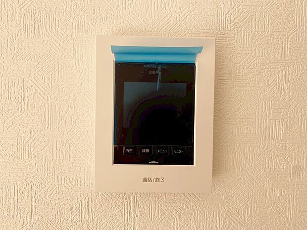 【ＴＶモニター付インターホン】奥様やお子さんのみの在宅も安心。ボタンひとつで通話が可能です。
突然の来訪も時間帯に関係なく鮮明な画像で確認することが出来ます。
