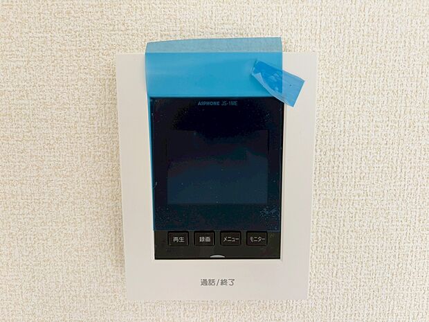 【同仕様写真　ＴＶモニター付インターホン】奥様やお子さんのみの在宅も安心。ボタンひとつで通話が可能です。
突然の来訪も時間帯に関係なく鮮明な画像で確認することが出来ます。
