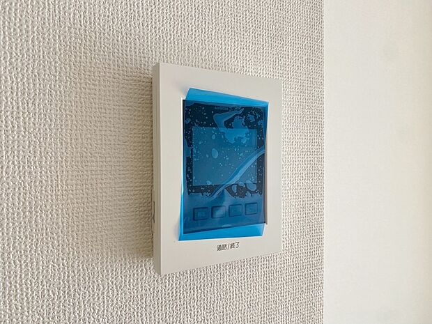 【3号棟 TVモニター付インターホン】奥様やお子さんのみの在宅も安心。ボタンひとつで通話が可能です。
突然の来訪も時間帯に関係なく鮮明な画像で確認することが出来ます。