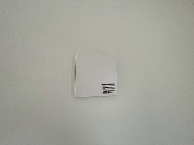 【24時間換気システム】お部屋の中の空気を24時間循環・換気するシステムです。
きれいな空気を取り入れることができ、カビを発生させる結露や湿気を防ぐことに役立ちます。
