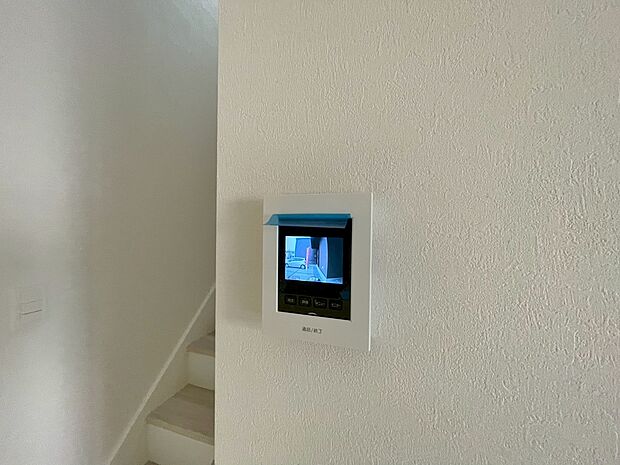 【TVモニター付インターフォン】奥様やお子さんのみの在宅も安心。ボタンひとつで通話が可能です。
突然の来訪も時間帯に関係なく鮮明な画像で確認することが出来ます。
