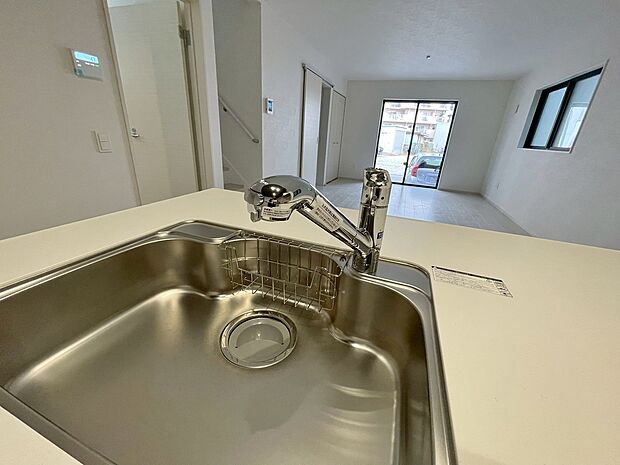 【浄水器内蔵型水栓】しっかりと塩素を除去。毎日おいしいお水を楽しめます。
塩素によるお野菜のビタミン破壊も抑止出来ます。
