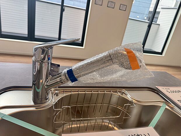 【■1号棟■　浄水器内蔵型水栓】しっかりと塩素を除去。毎日おいしいお水を楽しめます。
塩素によるお野菜のビタミン破壊も抑止出来ます。
