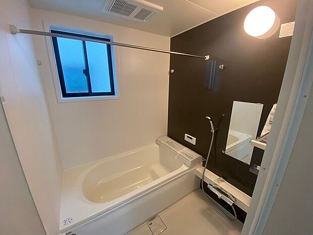 【1号棟　浴室】浴室は湿気がたまりやすく、換気扇だけではどうしてもカビが出てしまいやすい場所。窓があるだけで、あっという間に換気ができますのでお風呂のカビお掃除も気持ちが良いです。
