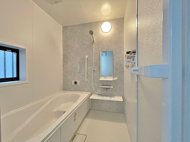 【1号棟　浴室】浴室は湿気がたまりやすく、換気扇だけではどうしてもカビが出てしまいやすい場所。窓があるだけで、あっという間に換気ができますのでお風呂のカビお掃除も気持ちが良いです。