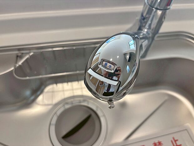 【■A号棟■　浄水器内蔵型水栓】しっかりと塩素を除去。毎日おいしいお水を楽しめます。
塩素によるお野菜のビタミン破壊も抑止出来ます。