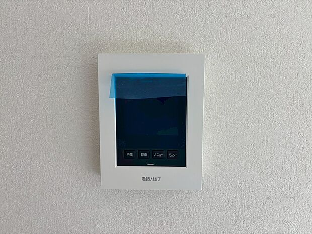 【1号棟 TVモニター付きインターホン】奥様やお子さんのみの在宅も安心。ボタンひとつで通話が可能です。
突然の来訪も時間帯に関係なく鮮明な画像で確認することが出来ます。