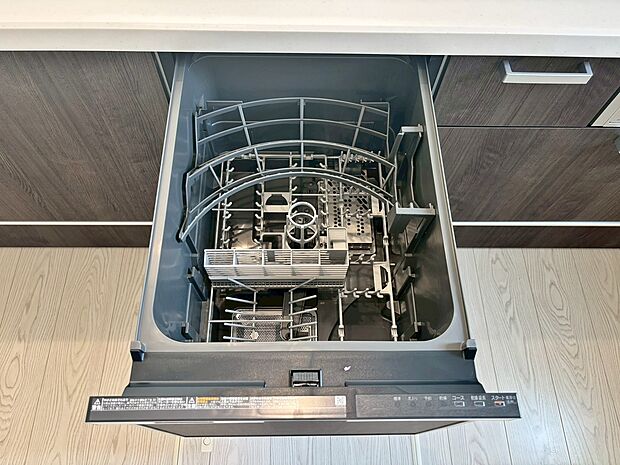 【1号棟 食器洗乾燥機】手間・時間をかけず、効率よく食器類を洗浄。家事の時間を大幅に短縮出来ます。かつ節水効果にも優れた食洗機を標準装備。スライド式なので場所も取りません。