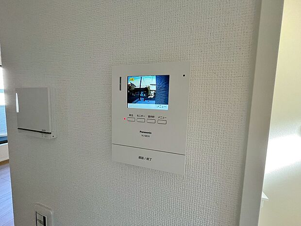 【同仕様写真　ＴＶモニター付インターホン】奥様やお子さんのみの在宅も安心。ボタンひとつで通話が可能です。
突然の来訪も時間帯に関係なく鮮明な画像で確認することが出来ます。