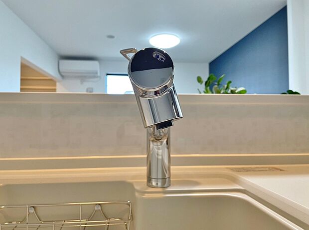 【同仕様写真　浄水器内蔵型水栓　】しっかりと塩素を除去。毎日おいしいお水を楽しめます。
塩素によるお野菜のビタミン破壊も抑止出来ます。
