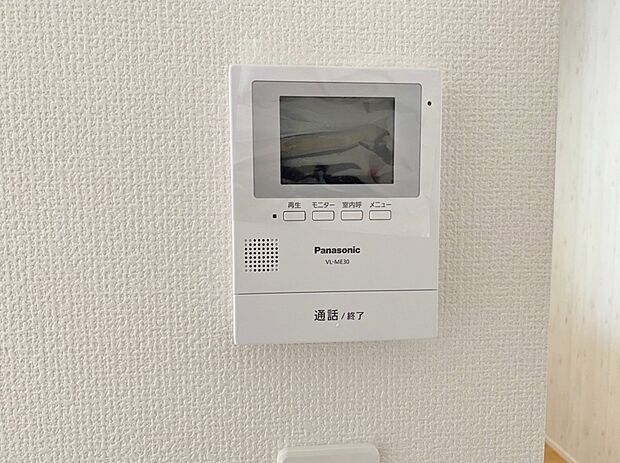 【同仕様写真　ＴＶモニター付インターホン】奥様やお子さんのみの在宅も安心。ボタンひとつで通話が可能です。
突然の来訪も時間帯に関係なく鮮明な画像で確認することが出来ます。